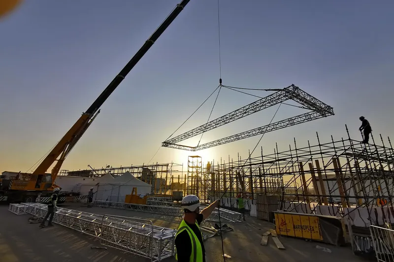 Large-scale event structure and truss installation during on-site production